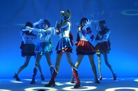 劇中歌を披露するミュージカルのキャスト。