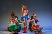 劇中歌を披露するミュージカルのキャスト。