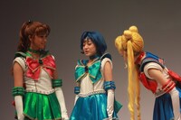 ブルーのアイライナーを使用しているというマーキュリー役の松浦雅が、目をつぶってセルフメイクの成果をアピール。