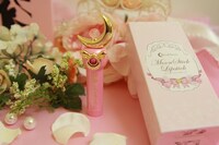 セーラームーンの象徴的なアイテム・ムーンスティックをモチーフにした「ムーンスティックリップスティック」。(c)武内直子・PNP・東映アニメーション (c)Naoko Takeuchi