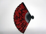 「あやかし緋扇」10巻の特装版に付属するミニ緋扇を開いたところ。