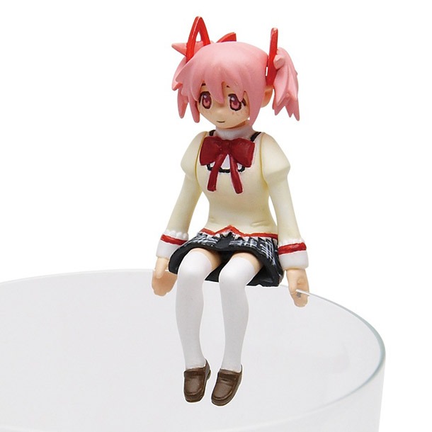 「コップのフチのまどか☆マギカ」座るまどか (c)Magica Quartet/Aniplex・Madoka Movie Project Rebellion (c)タナカカツキ2013/KITAN CLUB