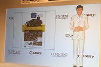 プレゼンテーションする島耕作。