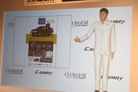 プレゼンテーションする島耕作。