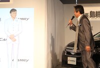 島耕作（左）と弘兼憲史（右）。