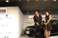 宅麻伸（中央）、森泉（右）とトークする島耕作。