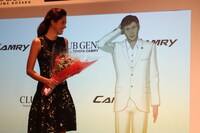 花束をもらって照れる島耕作。