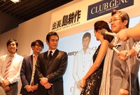 囲み取材に応じる島耕作。