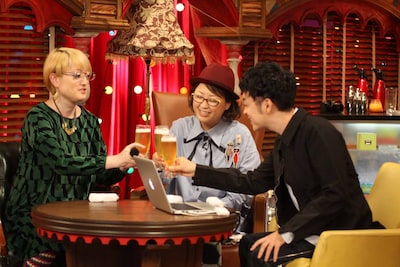 恒例の“こじらせ乾杯”をする3人。