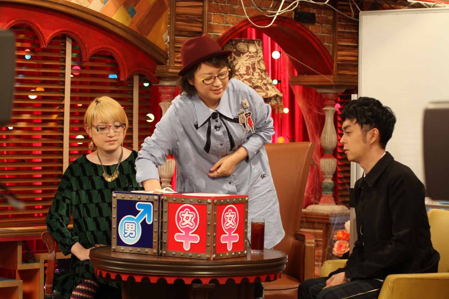 新コーナー「こじらせトレンディドラマ」でキャストのカードを引く久保ミツロウ。