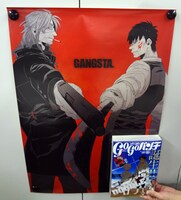「GANGSTA.」のオリジナルポスターと、B5判のゴーゴーバンチを比較したもの。