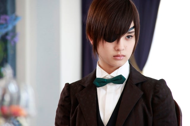 剛力彩芽演じる幻蜂清玄（汐璃）。幻蜂伯爵家4代目当主。巨大企業ファントム社の経営と共に、「女王の番犬」として一族に伝わる密命を引き継いでいる。実の名は汐璃で、両親の死後、男として生きる事を決め爵位を継承。 (c)2014 枢やな／スクウェアエニックス (c)2014 映画「黒執事」製作委員会