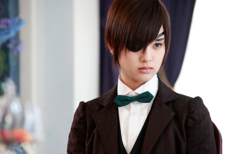 剛力彩芽演じる幻蜂清玄（汐璃）。幻蜂伯爵家4代目当主。巨大企業ファントム社の経営と共に、「女王の番犬」として一族に伝わる密命を引き継いでいる。実の名は汐璃で、両親の死後、男として生きる事を決め爵位を継承。 (c)2014 枢やな／スクウェアエニックス (c)2014 映画「黒執事」製作委員会