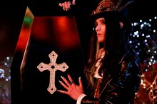 栗原類演じる葬儀屋ジェイ。事件のカギを握る死体を運ぶ、ミステリアスな遺体運搬人。お金と骨クッキーが大好き。 (c)2014 枢やな／スクウェアエニックス (c)2014 映画「黒執事」製作委員会