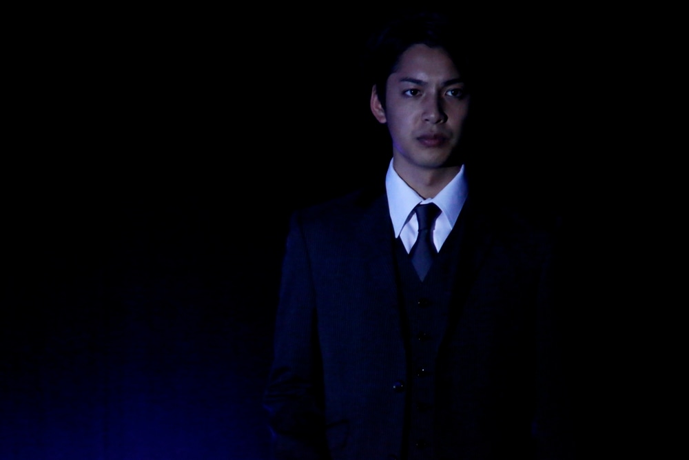 大野拓朗演じる松宮高明。鴇沢とともに事件の捜査にあたる若手刑事。鴇沢の指示のもと、幻蜂伯爵とその執事の情報を集める。 (c)2014 枢やな／スクウェアエニックス (c)2014 映画「黒執事」製作委員会