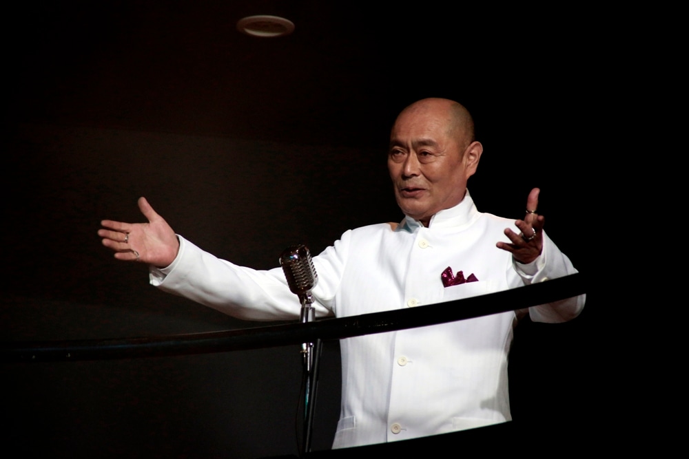 伊武雅刀演じる九条新兵。巨大製薬会社の社長。利益の為に手段を選ばないという噂も。 (c)2014 枢やな／スクウェアエニックス (c)2014 映画「黒執事」製作委員会