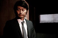 安田顕演じる鴇沢一三。 (c)2014 枢やな / スクウェアエニックス (c)2014 映画「黒執事」製作委員会