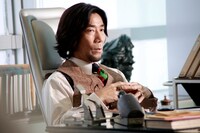 岸谷五朗演じる猫磨実篤。 (c)2014 枢やな / スクウェアエニックス (c)2014 映画「黒執事」製作委員会