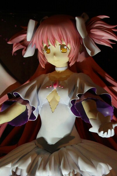 2mを越す「アルティメットまどか」の特大フィギュア。 (c)Magica Quartet／Aniplex・Madoka Movie Project Rebellion