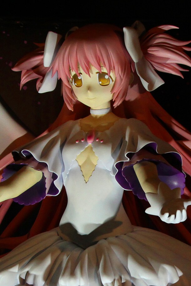 2mを越す「アルティメットまどか」の特大フィギュア。 (c)Magica Quartet／Aniplex・Madoka Movie Project Rebellion