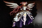 2mを越す「アルティメットまどか」の特大フィギュア。 (c)Magica Quartet／Aniplex・Madoka Movie Project Rebellion