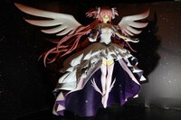 2mを越す「アルティメットまどか」の特大フィギュア。 (c)Magica Quartet／Aniplex・Madoka Movie Project Rebellion