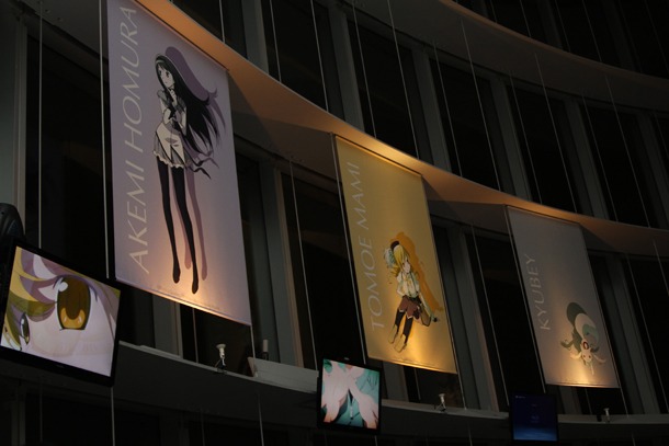 カフェで見られるパネル。 (c)Magica Quartet／Aniplex・Madoka Movie Project Rebellion