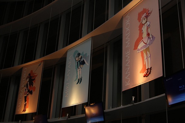 カフェで見られるパネル。 (c)Magica Quartet／Aniplex・Madoka Movie Project Rebellion