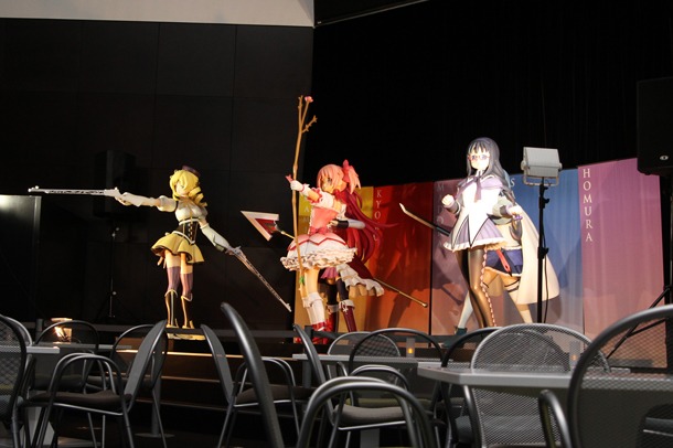 カフェで見られる、魔法少女の1/1スケールフィギュア。 (c)Magica Quartet／Aniplex・Madoka Movie Project Rebellion