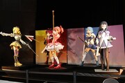 カフェで見られる、魔法少女の1/1スケールフィギュア。 (c)Magica Quartet／Aniplex・Madoka Movie Project Rebellion