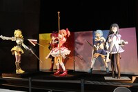 カフェで見られる、魔法少女の1/1スケールフィギュア。 (c)Magica Quartet／Aniplex・Madoka Movie Project Rebellion