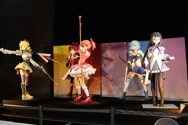 カフェで見られる、魔法少女の1/1スケールフィギュア。 (c)Magica Quartet／Aniplex・Madoka Movie Project Rebellion