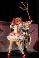 カフェで見られる、魔法少女の1/1スケールフィギュア。 (c)Magica Quartet／Aniplex・Madoka Movie Project Rebellion