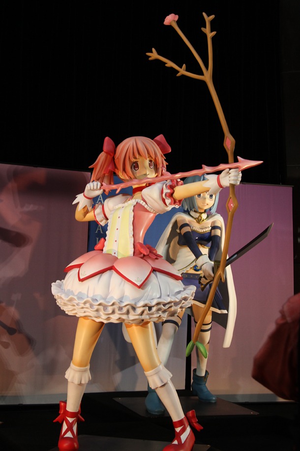 カフェで見られる、魔法少女の1/1スケールフィギュア。 (c)Magica Quartet／Aniplex・Madoka Movie Project Rebellion
