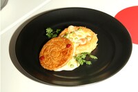 「暁美ほむらの盾に見立てたパイと魚貝のクリーム煮」。850円。 (c)Magica Quartet／Aniplex・Madoka Movie Project Rebellion