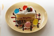 ソウルジェムゼリーが彩りを添える「マミのお茶会ケーキ」。780円。 (c)Magica Quartet／Aniplex・Madoka Movie Project Rebellion