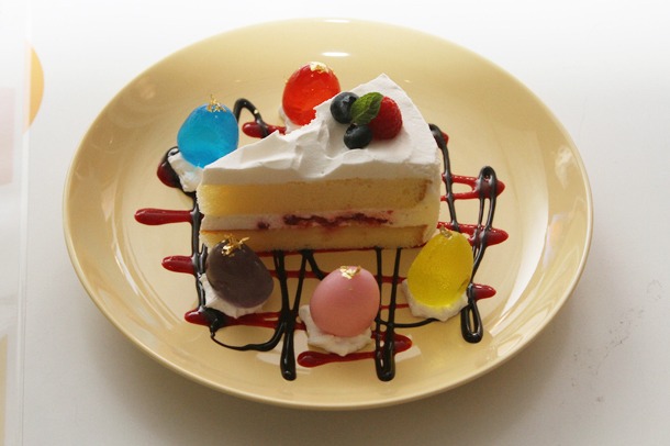 ソウルジェムゼリーが彩りを添える「マミのお茶会ケーキ」。780円。 (c)Magica Quartet／Aniplex・Madoka Movie Project Rebellion