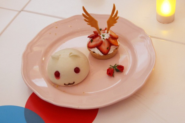 「まどかタルトとキュゥべえあんまん」。980円。 (c)Magica Quartet／Aniplex・Madoka Movie Project Rebellion