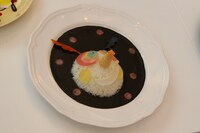 イカスミが入った、甘口の「お菓子の魔女カレー」。980円。 (c)Magica Quartet／Aniplex・Madoka Movie Project Rebellion