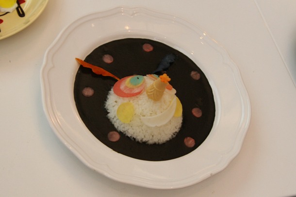 イカスミが入った、甘口の「お菓子の魔女カレー」。980円。 (c)Magica Quartet／Aniplex・Madoka Movie Project Rebellion