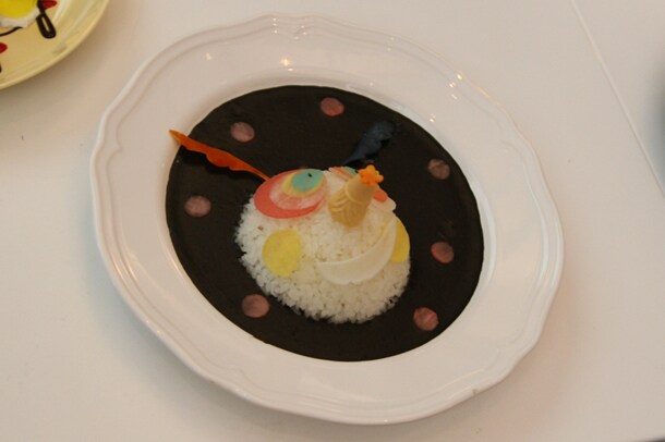 イカスミが入った、甘口の「お菓子の魔女カレー」。980円。 (c)Magica Quartet／Aniplex・Madoka Movie Project Rebellion