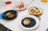 カフェで提供される食事メニュー。 (c)Magica Quartet／Aniplex・Madoka Movie Project Rebellion