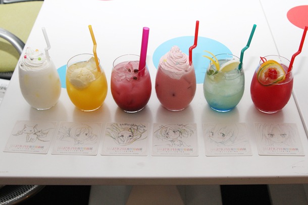 ドリンクとコースター。各650円。 (c)Magica Quartet／Aniplex・Madoka Movie Project Rebellion