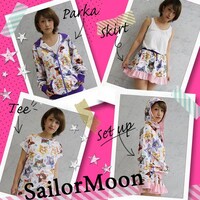 写真上段左から時計回りに総柄パーカー、総柄スカート、パーカーとスカートのセットアップ、ロング丈Tシャツの着用写真。(C)Naoko Takeuchi (C)武内直子・PNP・東映アニメーション