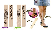 2013年4月に発売された「『ジョジョの奇妙な冒険』タトゥーストッキング」ジョセフ・ジョースターとシーザー・アントニオ・ツェペリ。(c)荒木飛呂彦／集英社・ジョジョの奇妙な冒険製作委員会