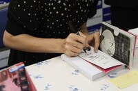 ファンからリクエストされたキャラクターを描く福山リョウコ。