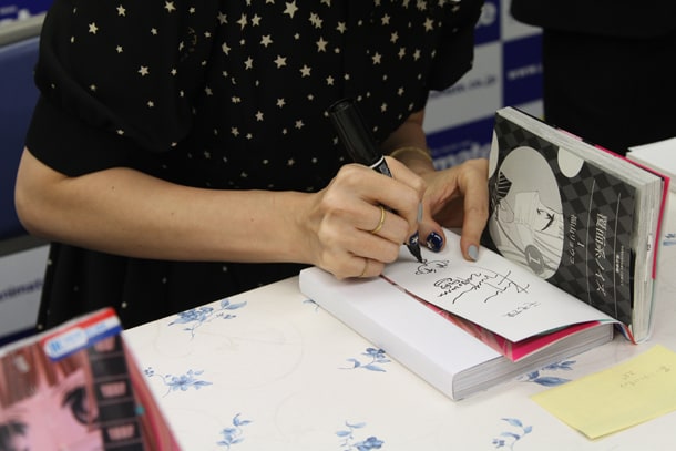 ファンからリクエストされたキャラクターを描く福山リョウコ。