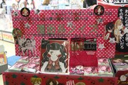 アニメイト横浜店では「覆面系ノイズ」の店頭装飾も展開。