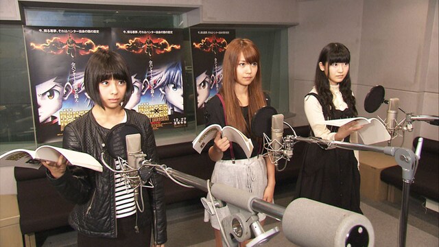 アフレコに挑戦するSUPER☆GiRLSの3人。