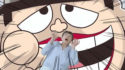 「ドーン！」の決めポーズを取る喪黒福造。(c)藤子(A)・シンエイ・中央公論新社